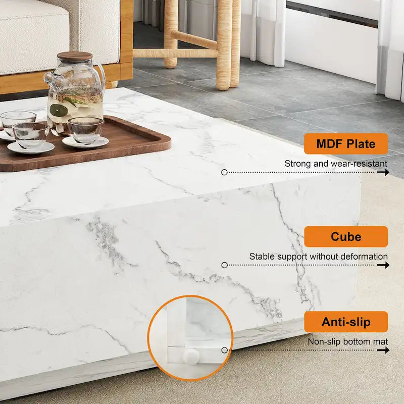 Table basse carrée en faux marbre au design discret