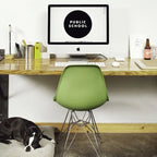 Chaise moderne en plastique moulé avec piètement chromé