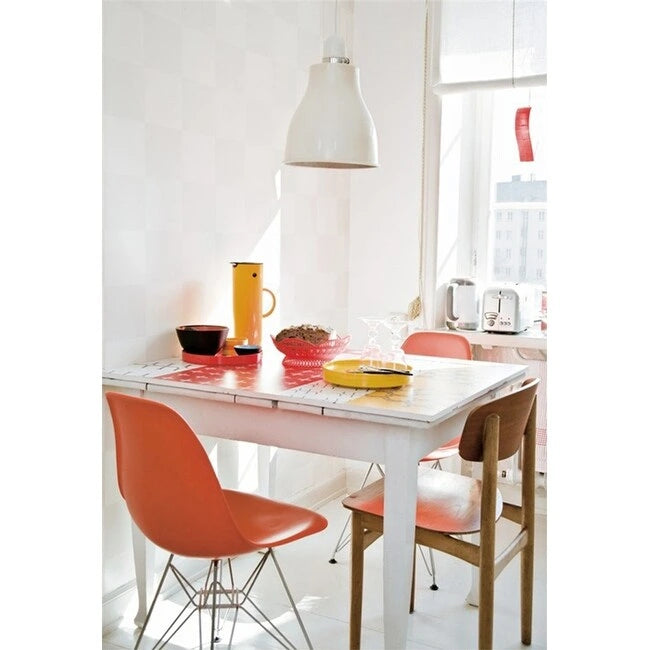Chaise moderne en plastique moulé avec piètement chromé