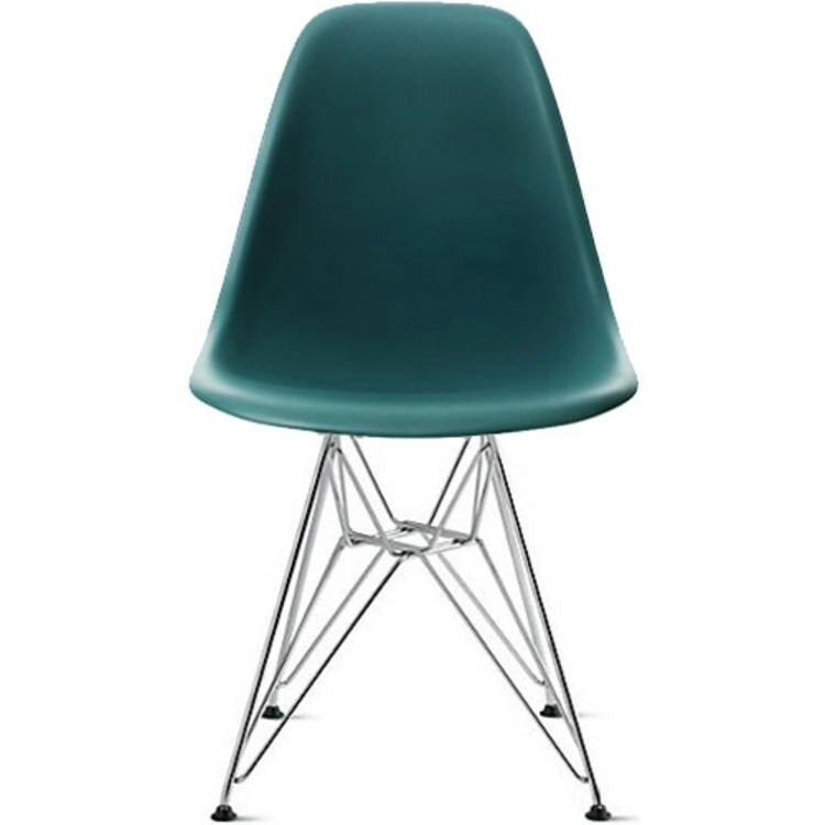 Chaise moderne en plastique moulé avec piètement chromé