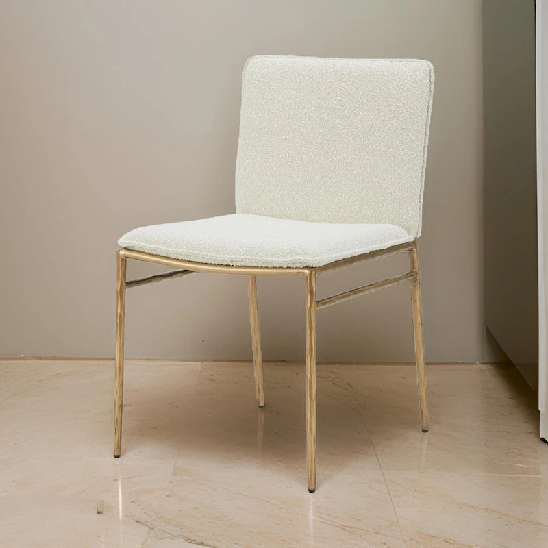 Chaise de salle à manger moderne capitonnée avec pieds en laiton doré