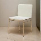 Chaise de salle à manger moderne capitonnée avec pieds en laiton doré